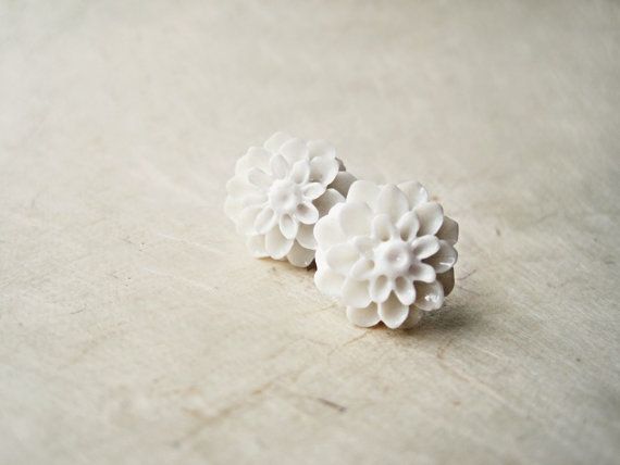 Hochzeit - White Flower Earrings. Large Floral Resin Dahlia Post Earrings. Simple Romantic Bridal Jewelry. Cute Rustic Style Mum Post Earrings.