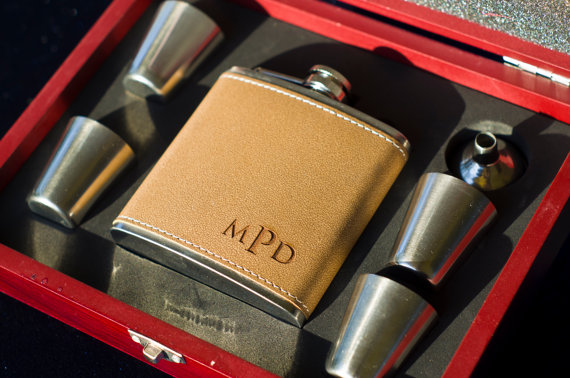 زفاف - Personalized Flask Set - Perfect Groomsmen Gifts - Engraved Stainless Steel Flask Wrapped In Leather Plus Funnel And 4 Glasses