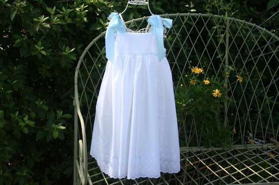 Свадьба - Flower Girl dress with  Satin Bows. Fully lined dress......Available in sizes 1T..2T..3T..4T..5..6..7..8..10
