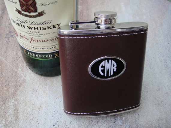 Свадьба - Personalized Flask, Like Leather Flask, Custom Flask, Engraved Flask, Hip Flask: Gift for Him, Groomsmen, Bachelors, Bridesmaid, Fathers Day