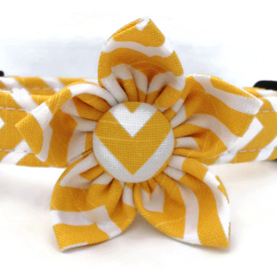 Mariage - Girl Dog Collar Flower in Yellow and White Chevron for Small to Large Dogs