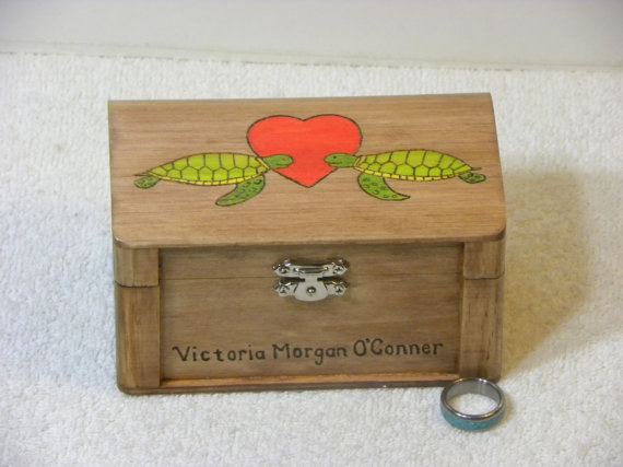 Mariage - Personalized Sea Turtles In Love Ring Bearer Keepsake Box Wedding Ceremony Anniversary it's Medium size 5.25" Hand illustrated Wood burned