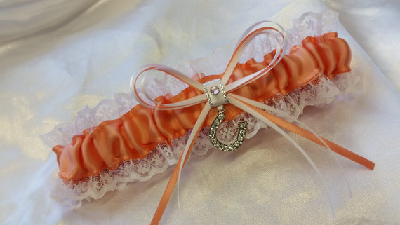 زفاف - Wedding Garter SINGLE , beautiful peach satin and ivory or white lace with lucky horse shoe