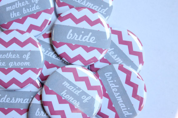 زفاف - Set of 10 Chevron Bridesmaid Buttons- CUSTOMIZABLE