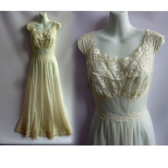 Hochzeit - 50s Vintage Nightie Size 32 White Lace Nylon Negligee Boudoir Vanity Fair 60s