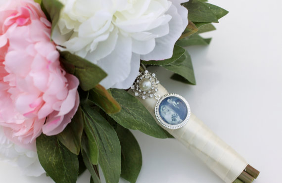 زفاف - Forever- Rhinestone and Pearl Bridal Bouquet Photo Charm or Brooch with Matching Keepsake Photo Tin