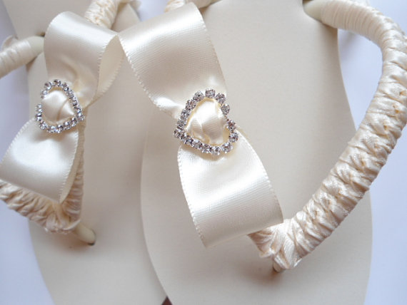Hochzeit - Ivory wedding flip flops, Ivory Flip Flops, Ivory bridal flip flops, maid of honor gift, beach wedding shoes, Bridesmaids Shoes