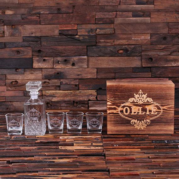 Mariage - Personalized Engraved Etched Scotch Whiskey Decanter Bottle with Wood Box Groomsmen, Man Cave, Just Married, Christmas Gift for Him