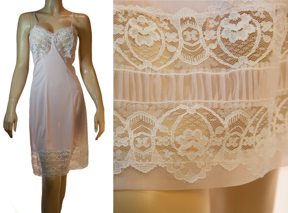 زفاف - As new silky soft very sheer baby pink nylon and delicate see through white lace and pleat detail 1950's vintage full slip petticoat - 3168