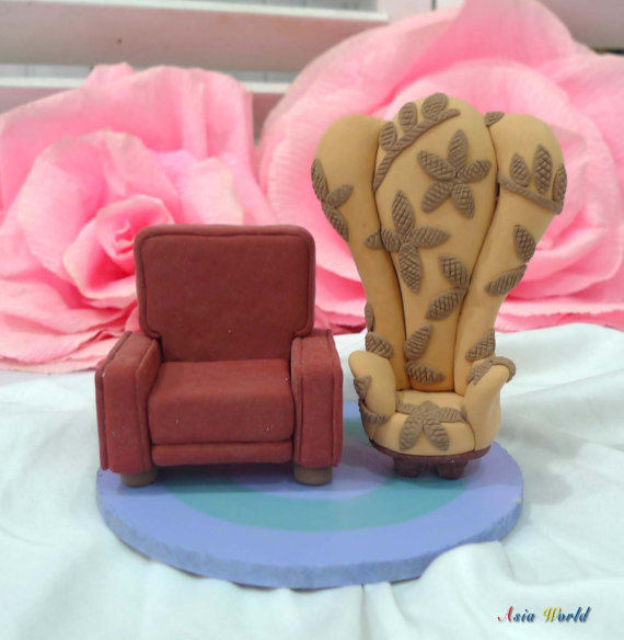 Hochzeit - Carl and Ellie's chairs in UP wedding cake topper clay doll, UP chairs clay miniature engagement decor,clay figurine ring holder,clay couple
