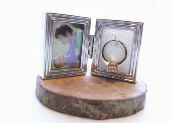 زفاف - Wedding Ring Holder; Petite Bi-Fold Frame, Silver Tone; Engagement Gift, Bridal Shower Present, Gift for Her, Ring Stand, Sister In Law Gift