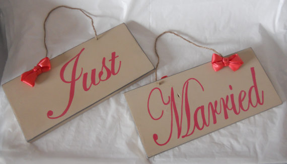 Свадьба - DOUBLE sided Khaki and coral 2 piece here comes the bride/ just married sign set