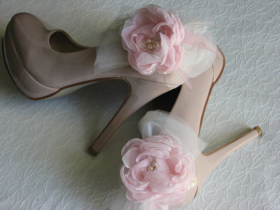 زفاف - Pale pink shoe clips,Pink bridal clips,Bridal shoe,Bridal accessories,Bridal shoe flower,Ivory lace,Wedding shoe clips,Pink bridal flowers