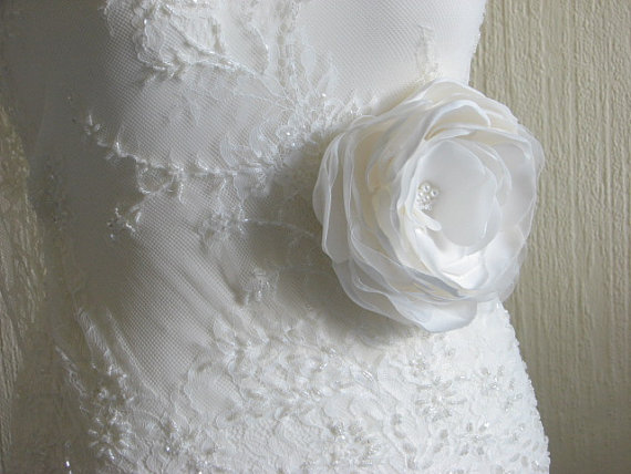 Свадьба - Wedding flower clips Ivory wedding flower Ivory wedding dress Ivory bride dress Ivory bridal gown Wedding flower Wedding sash Bridal sash