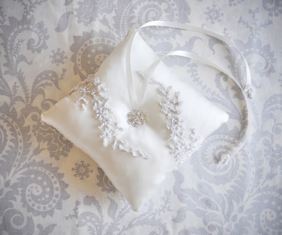 زفاف - Ring Bearer Pillow, Ivory Lace Wedding Ring Pillow with Rhinestone center - 102P