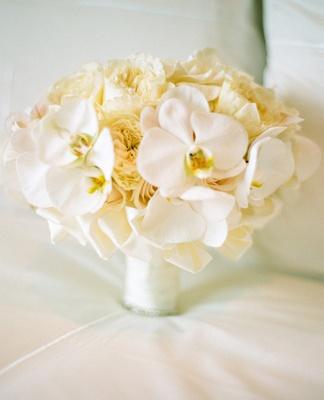 Hochzeit - A Flower-Filled White Wedding By Esther Sun Photography