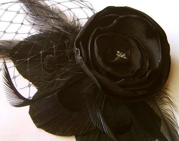زفاف - Black Rose Peacock Hair Clip Goth Bridal MADAME NOIR with French Netting Veil