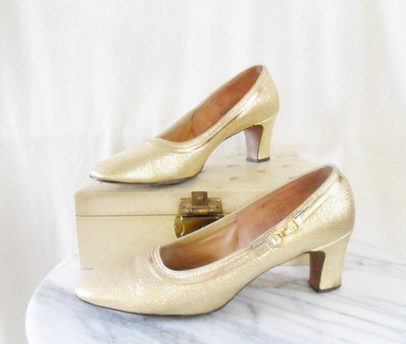 Свадьба - Vintage Gold Wedding Shoes. Size US 7.5