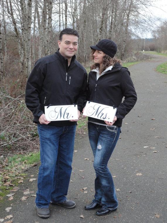 Mariage - Wedding Chair Signs, Mr. and Mrs. and/or Thank and You. 6 X 12 inches. Wedding Seating Signs, Photo Props, Reception Signs.