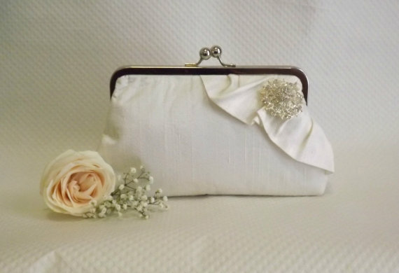 Свадьба - Ivory Bridal Clutch - Ivory Wedding Purse -Bridesmaids Clutch - Bridal Clutch with Crystal Brooch - Giselle