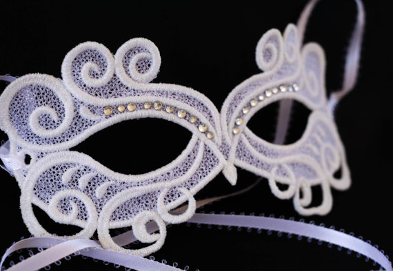 Свадьба - White  masquerade mask, white lace mask. wedding mask, bachelorette party mask, swan mask, peacock mask