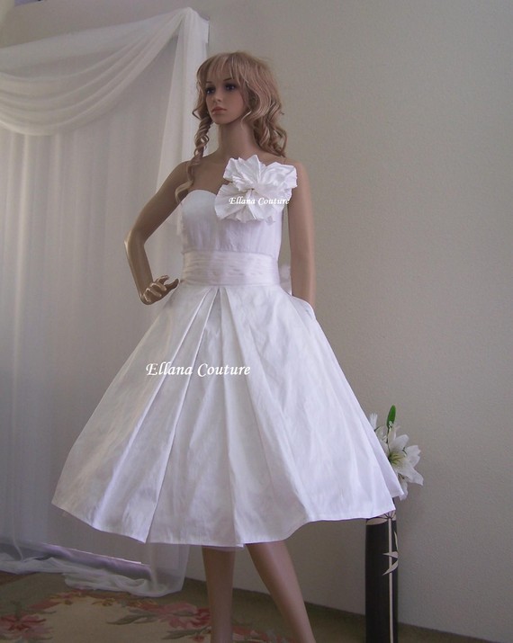 Hochzeit - Celeste - Vintage Inspired Wedding Dress with Pockets. Beautiful Retro Tea Length Bridal Gown.