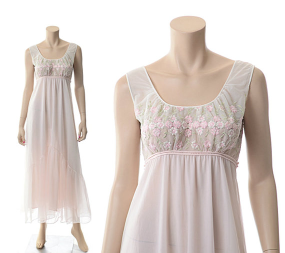 زفاف - Vintage 60s Pink Chiffon Embroidered Nightgown 1960s Eyeful by The Flaums Flower Embroidery Lingerie Night Gown / XS-S