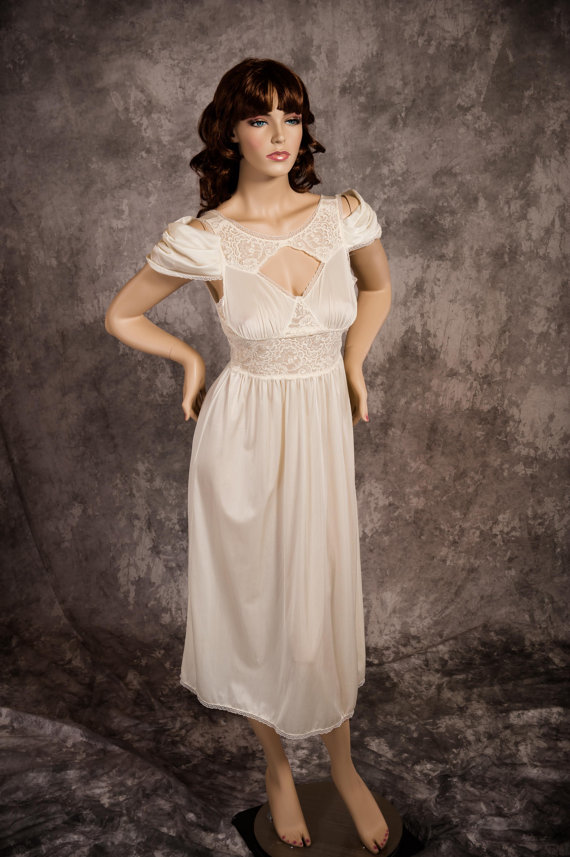 Hochzeit - Vintage Leona Bridal Nightgown Rare Stunning Ivory & Lace Honeymoon Trousseau Size Small