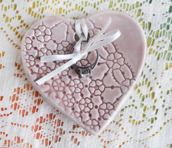زفاف - Pink antique heart Ceramic ring keeper, pillow alternative