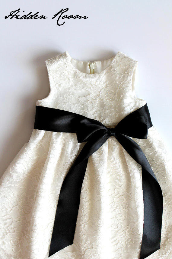 Mariage - Lace Flower Girl dress with  sash and a bow,  Size XXS --L , Age 1- 24 month