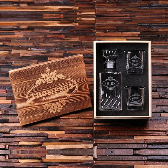 Mariage - Personalized Engraved Etched Scotch Whiskey Decanter Bottle with Wood Box Groomsmen, Man Cave, Just Married, Christmas Gift for Him