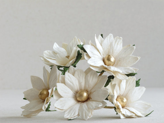 Hochzeit - 50mm Large White Daisies with Gold Centre (5pcs) - mulberry paper flowers with wire stems - Great for wedding decoration and bouquet [151]