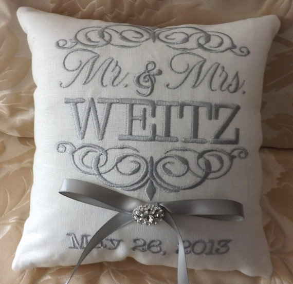Mariage - Ring Bearer Pillow,Mr. & Mrs. Ring Bearer Pillow. ring pillow, custom, personalized, wedding pillow I (RB101)