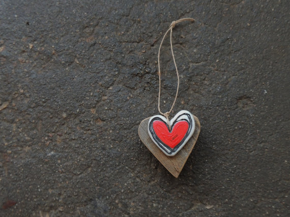 Свадьба - Rustic Wood Heart, Rustic Bouquet Charm, Reclaimed Wood Heart, Barn Wood Heart, Mixed Media Heart, Rustic Heart Tag, Clay Heart, Red Heart,