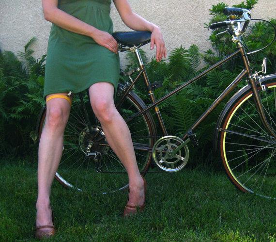 Hochzeit - Skirt garter/clip for biking