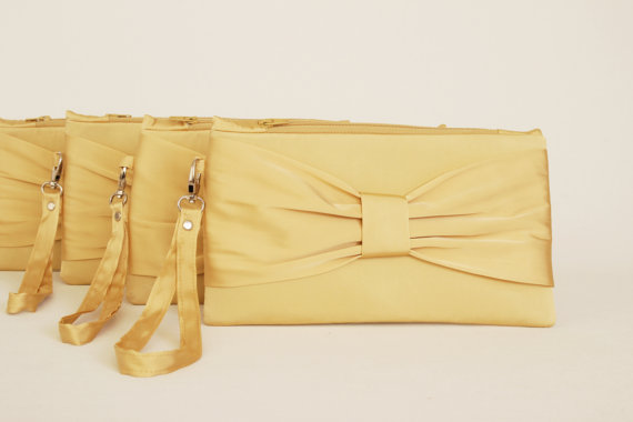 زفاف - Promotional sale   - SET OF 4 -Gold Bow wristelt clutch,bridesmaid gift ,wedding gift ,make up bag,zipper- yellow