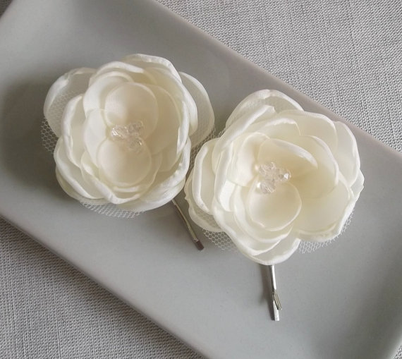 Hochzeit - Ivory Cream Off white silk Bridal flowers, Hair clip grip pin, Cream shoe clips, Bridesmaids dress sash accessory brooch, Weddings, Girls