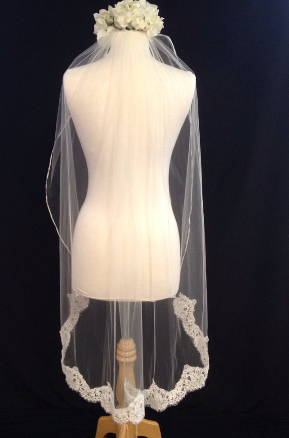 Hochzeit - Alencon Lace and Silk Edge Veil