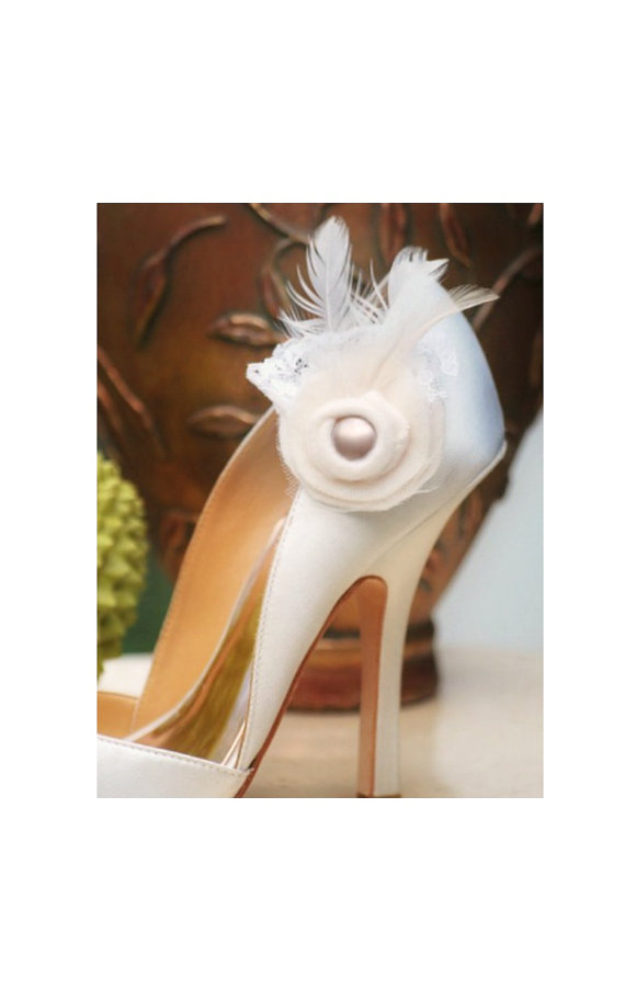 زفاف - Shoe Clips Ivory / White Golden Chanpagne Lace Pearl & Feather. Fun Handmade Vintage Style Pin, Mother Bride Bridesmaid, Shabby Chic Fashion