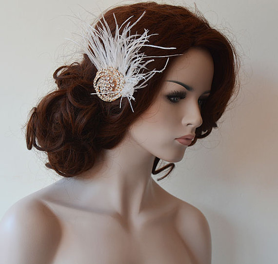 Mariage - Wedding Hair Accessory, Rose Gold Bridal Hair Accessory, Rose Gold Vintage Style Brooch, Wedding Feather Fascınator