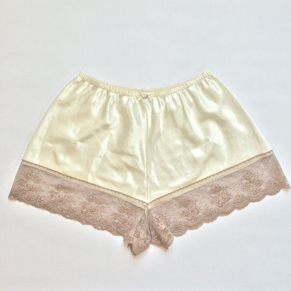 زفاف - 70s Satin Tap Shorts Pinup High Waisted Shorts Lace Trim Tap Pants white silky Retro Bloomers Delicate Lingerie Pin Up Cutesy night shorts