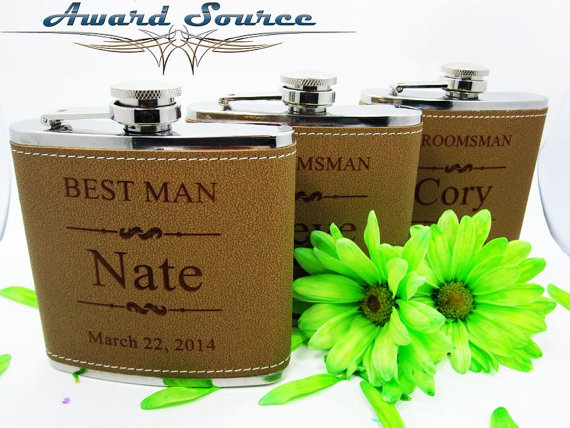 Свадьба - Personalized Groomsmen Gift, 1 Leather Engraved Flask, Groomsmen Flasks