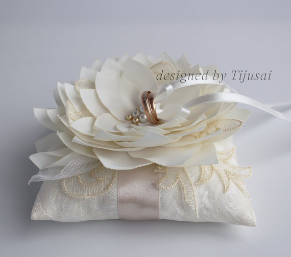 Свадьба - Ivory  Wedding ring pillow 5.5"x5.5" with Lily flower  and embroiderings ---ring bearer pillow, wedding ring pillow , wedding pillow