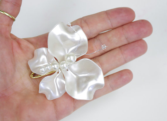 Hochzeit - Pearl Butterfly Hair Clip - Pearl Wedding Hair Decoration - Dress or Shoe Clip