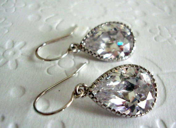 زفاف - Wedding jewelry Clear tear drop zirconia earrings for your vintage wedding dress / Sparkly dangle earrings / Valentines Day gift