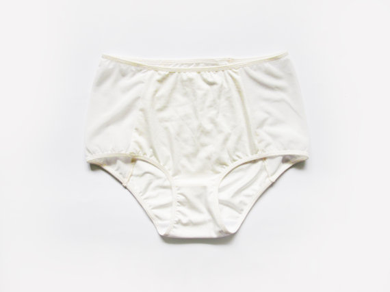 Mariage - White hipster style Panties. Champagne white. Romantic and feminine lingerie for everyday wear! These are wonderful!
