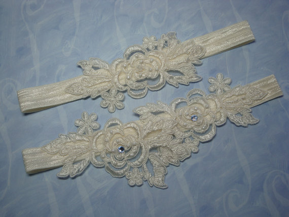 Hochzeit - Ivory Lace Garter Set