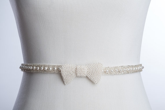 زفاف - Evelyn bridal sash,  Pearls wedding belt,  Bridal sash, wedding dress sash, with a pearls bow
