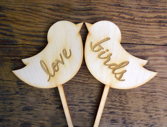 زفاف - Wedding Cake Topper Sign Love Birds Engraved Wood Signs "Love Birds" Photo Props Mr and Mrs