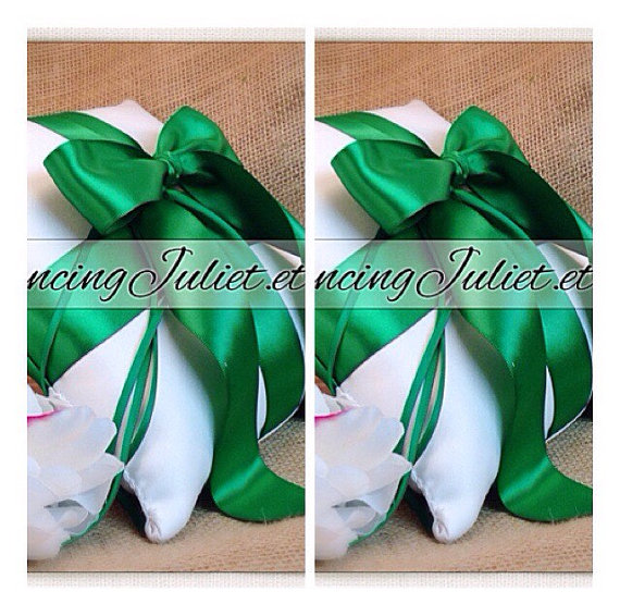 زفاف - Romantic Satin Ring Bearer Pillow...You Choose the Colors...SET OF 2...shown in ivory/kelly green